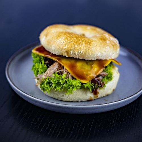 Cristal bagel s trhaným masem a sýrem