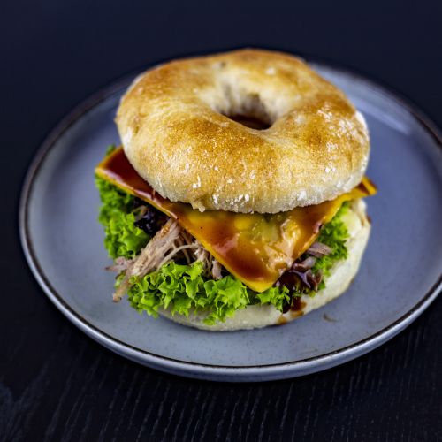 Cristal bagel s trhaným masem a sýrem