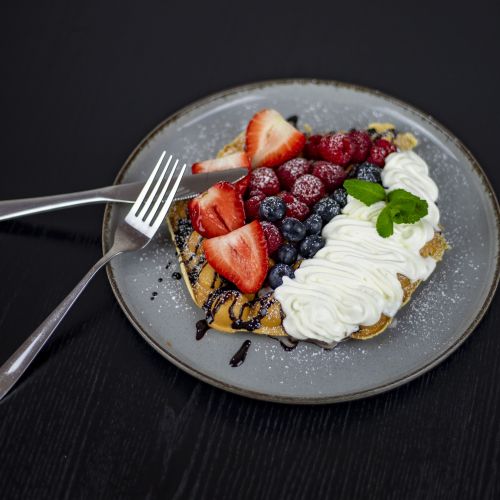 Vafle s ovocem a šlehačkou