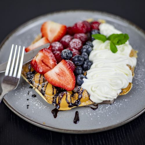 Vafle s ovocem a šlehačkou