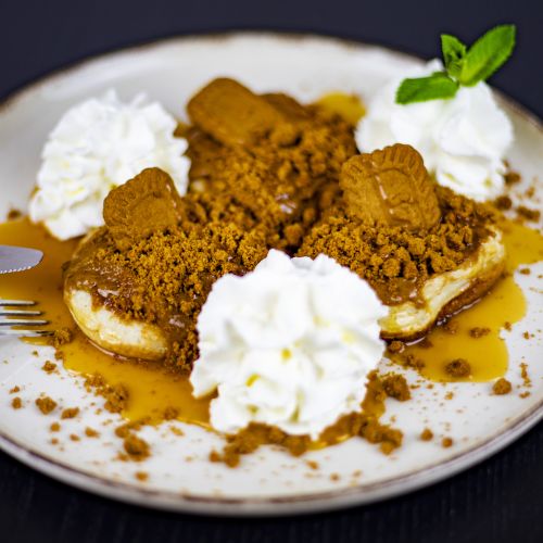 Lotuskové lívance s karamelem a šlehačkou