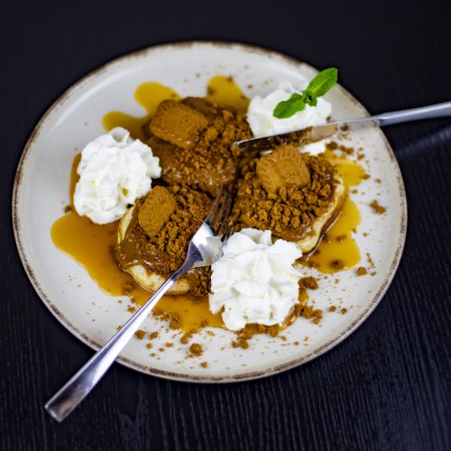 Lotuskové lívance s karamelem a šlehačkou