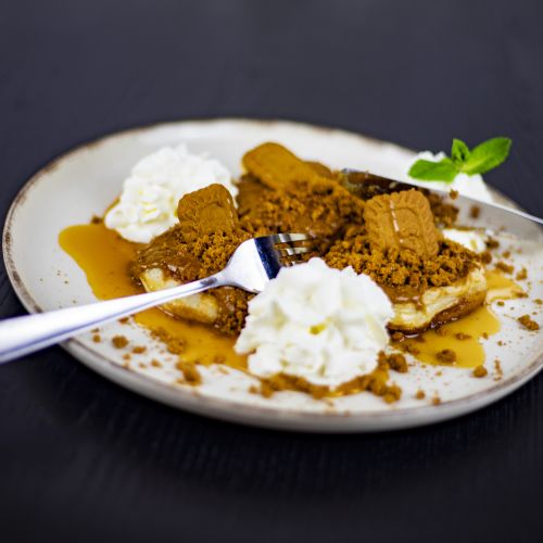 Lotuskové lívance s karamelem a šlehačkou