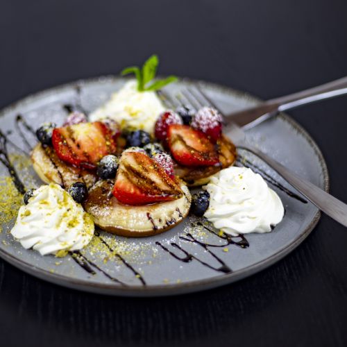 Lívance s ovocem a šlehačkou