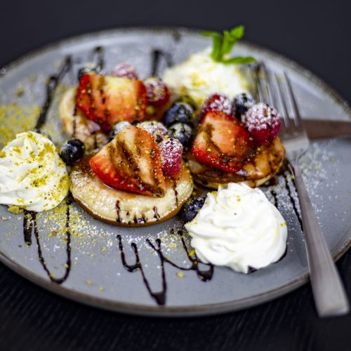 Lívance s ovocem a šlehačkou