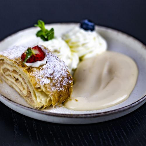 Jablečný štrůdl s vanilkovou omáčkou a šlehačkou