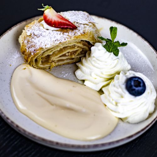 Jablečný štrůdl s vanilkovou omáčkou a šlehačkou