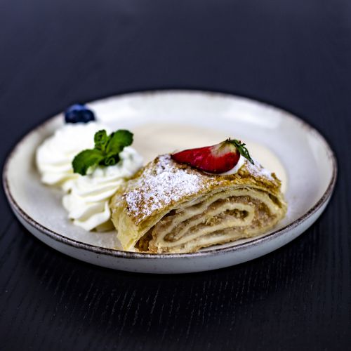 Jablečný štrůdl s vanilkovou omáčkou a šlehačkou