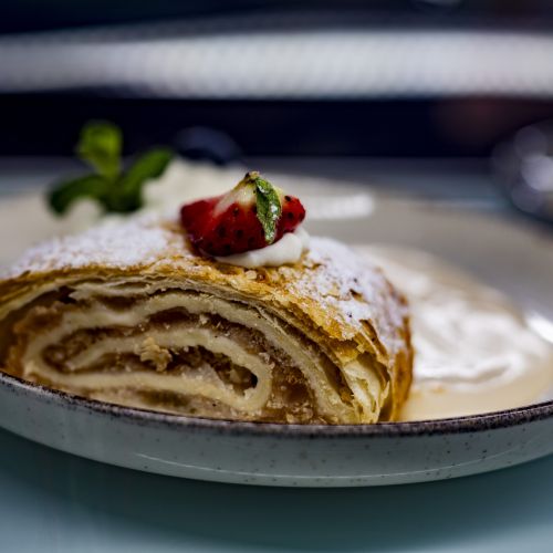 Jablečný štrůdl s vanilkovou omáčkou a šlehačkou